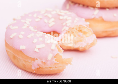 Nahaufnahme der selbstgemachte Donuts mit rosa Zuckerguss - flacher Schärfentiefe Stockfoto