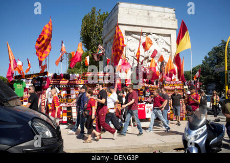 Rom Italien. 22. September 2013. Fans beginnen zu sammeln für das Lokalderby Spiel im Olympiastadion in Rom zwischen AS Roma und Lazio Fußballvereine ist traditionell einer der erbittertsten sportlichen Rivalitäten im italienischen Fußball Credit: Amer Ghazzal/Alamy Live-Nachrichten Stockfoto