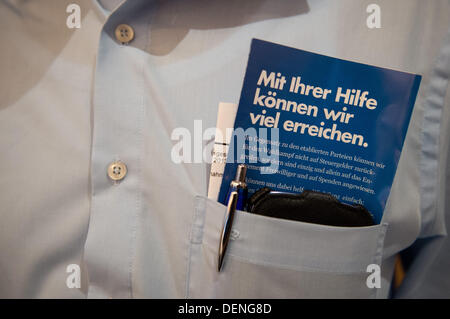 Ein Anhänger der Partei Alternative für Deutschland (AfD) hat ein Flyler in der Tasche seines Hemdes in Berlin, Deutschland, 22. September 2013. Foto: JOCHEN LUEBKE/dpa Stockfoto