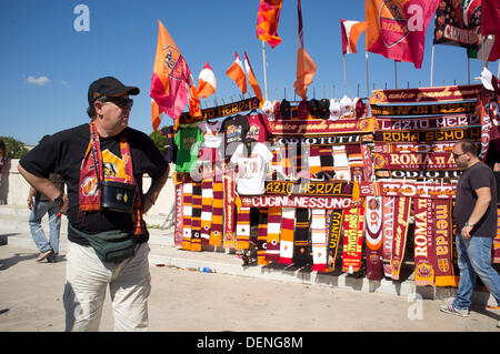 Rom Italien. 22. September 2013. Fans beginnen zu sammeln für das Lokalderby Spiel im Olympiastadion in Rom zwischen AS Roma und Lazio Fußballvereine ist traditionell einer der erbittertsten sportlichen Rivalitäten im italienischen Fußball Credit: Amer Ghazzal/Alamy Live-Nachrichten Stockfoto