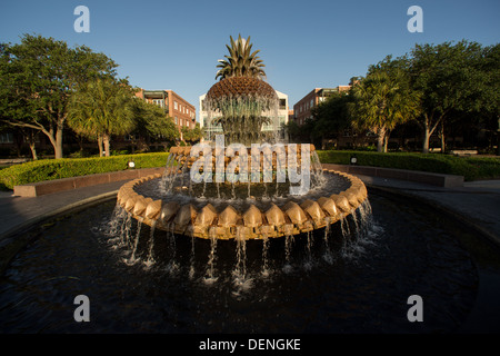 Waterfront Park und Ananas-Brunnen in der Altstadt von Charleston, SC. Stockfoto