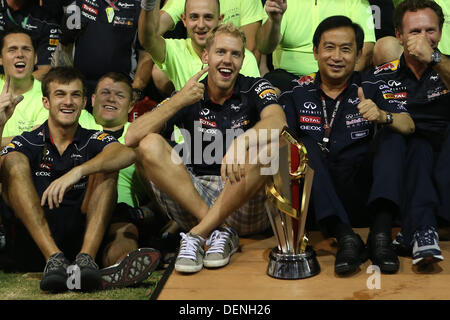 Singapur. 22. September 2013. Sebastian Vettel (GER), Infiniti Red Bull Racing feiert mit seinem Team nach dem Gewinn der Singapur Formel 1 grand Prix - Formel1 WM 2013 - Runde 13 Grand Prix von Singapur Marina Bay Street Circuit, Singapur - Sonntag, 22. September 2013 Stockfoto