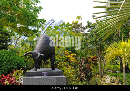 Große Bronze-Skulptur eines Stiers in den Gärten an der Bucht in Singapur. Stockfoto