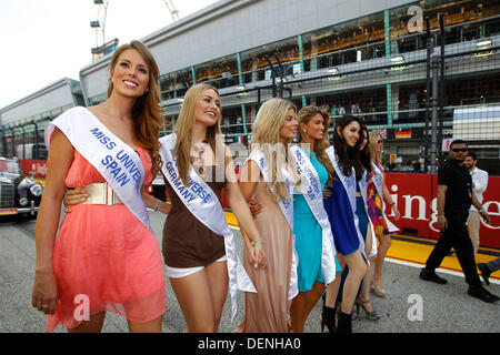 Singapur. 22. September 2013. Motorsport: FIA Formula One World Championship 2013, Grand Prix von Singapur, Miss Universum 2012 und 2013 Teilnehmer Stockfoto