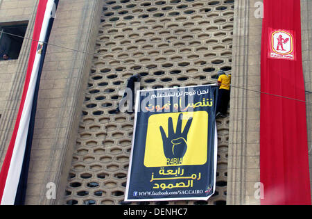 Kairo, Ägypten. 22. September 2013. Ägyptische Studenten der Universität Kairo offene Handflächen mit vier erhobenen Finger, gewordene Symbol der Rabaah al-Adawiya Moschee, wo Mursi-Anhänger ein Sit-in wochenlang gehalten hatte, die heftig im August, während einer Protestaktion am ersten Tag des neuen akademischen Jahres, bei der Unterstützung des Ägyptens gestürzten islamistischen Präsidenten Mohamed Morsi, in Kairo am 22. September verteilt wurde , 2013 Credit: Ahmed Asad/APA Images/ZUMAPRESS.com/Alamy Live-Nachrichten Stockfoto