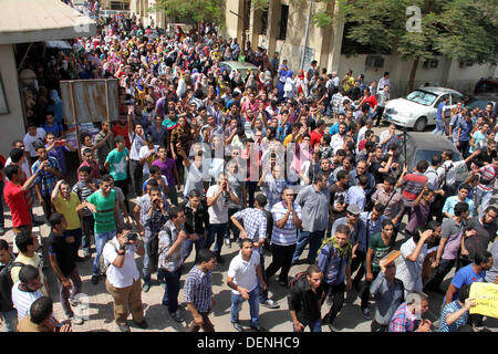 Kairo, Ägypten. 22. September 2013. Ägyptische Studenten der Universität Kairo offene Handflächen mit vier erhobenen Finger, gewordene Symbol der Rabaah al-Adawiya Moschee, wo Mursi-Anhänger ein Sit-in wochenlang gehalten hatte, die heftig im August, während einer Protestaktion am ersten Tag des neuen akademischen Jahres, bei der Unterstützung des Ägyptens gestürzten islamistischen Präsidenten Mohamed Morsi, in Kairo am 22. September verteilt wurde , 2013 Credit: Ahmed Asad/APA Images/ZUMAPRESS.com/Alamy Live-Nachrichten Stockfoto