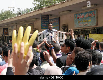 Kairo, Ägypten. 22. September 2013. Ägyptische Studenten der Universität Kairo offene Handflächen mit vier erhobenen Finger, gewordene Symbol der Rabaah al-Adawiya Moschee, wo Mursi-Anhänger ein Sit-in wochenlang gehalten hatte, die heftig im August, während einer Protestaktion am ersten Tag des neuen akademischen Jahres, bei der Unterstützung des Ägyptens gestürzten islamistischen Präsidenten Mohamed Morsi, in Kairo am 22. September verteilt wurde , 2013 Credit: Ahmed Asad/APA Images/ZUMAPRESS.com/Alamy Live-Nachrichten Stockfoto