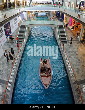 Shopper mit einem Boot fahren Sie in einer Gondel auf die Shoppes at Marina Bay Sands Einkaufszentrum in Singapur. Stockfoto