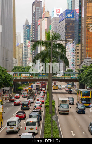 Gloucester Road und Wolkenkratzer, Hong Kong Stockfoto