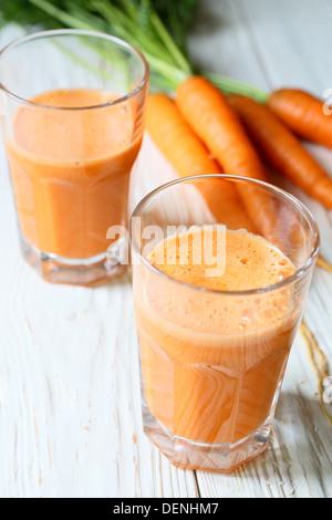 zwei Gläser frischen Karotten Saft, gesund essen Stockfoto