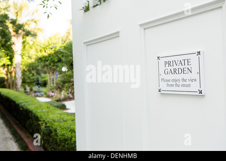 Einen privaten Garten und Zeichen auf der Meeting Street in Charleston, SC. Stockfoto