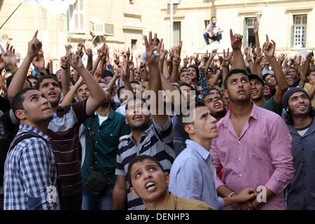 Kairo, Ägypten. 22. September 2013. Ägyptische Studenten der Universität Kairo offene Handflächen mit vier erhobenen Finger, gewordene Symbol der Rabaah al-Adawiya Moschee, wo Mursi-Anhänger ein Sit-in wochenlang gehalten hatte, die heftig im August, während einer Protestaktion am ersten Tag des neuen akademischen Jahres, bei der Unterstützung des Ägyptens gestürzten islamistischen Präsidenten Mohamed Morsi, in Kairo am 22. September verteilt wurde , 2013 Credit: Ahmed Asad/APA Images/ZUMAPRESS.com/Alamy Live-Nachrichten Stockfoto