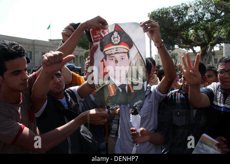 Kairo, Ägypten. 22. September 2013. Ägyptische Studenten der Universität Kairo brennen ein Porträt von Verteidigung-Minister-Abdelfatah al-Sissi während einer Protestaktion am ersten Tag des neuen akademischen Jahres, bei der Unterstützung des Ägyptens gestürzten islamistischen Präsidenten Mohamed Morsi, in Kairo am 22. September 2013 Credit: Ahmed Asad/APA Images/ZUMAPRESS.com/Alamy Live News Stockfoto