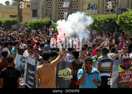 Kairo, Ägypten. 22. September 2013. Ägyptische Studenten der Universität Kairo offene Handflächen mit vier erhobenen Finger, gewordene Symbol der Rabaah al-Adawiya Moschee, wo Mursi-Anhänger ein Sit-in wochenlang gehalten hatte, die heftig im August, während einer Protestaktion am ersten Tag des neuen akademischen Jahres, bei der Unterstützung des Ägyptens gestürzten islamistischen Präsidenten Mohamed Morsi, in Kairo am 22. September verteilt wurde , 2013 Credit: Ahmed Asad/APA Images/ZUMAPRESS.com/Alamy Live-Nachrichten Stockfoto