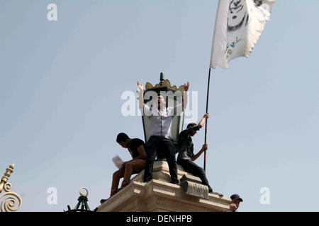 Kairo, Ägypten. 22. September 2013. Ägyptische Studenten der Universität Kairo offene Handflächen mit vier erhobenen Finger, gewordene Symbol der Rabaah al-Adawiya Moschee, wo Mursi-Anhänger ein Sit-in wochenlang gehalten hatte, die heftig im August, während einer Protestaktion am ersten Tag des neuen akademischen Jahres, bei der Unterstützung des Ägyptens gestürzten islamistischen Präsidenten Mohamed Morsi, in Kairo am 22. September verteilt wurde , 2013 Credit: Ahmed Asad/APA Images/ZUMAPRESS.com/Alamy Live-Nachrichten Stockfoto