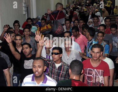 Kairo, Ägypten. 22. September 2013. Ägyptische Studenten der Universität Kairo offene Handflächen mit vier erhobenen Finger, gewordene Symbol der Rabaah al-Adawiya Moschee, wo Mursi-Anhänger ein Sit-in wochenlang gehalten hatte, die heftig im August, während einer Protestaktion am ersten Tag des neuen akademischen Jahres, bei der Unterstützung des Ägyptens gestürzten islamistischen Präsidenten Mohamed Morsi, in Kairo am 22. September verteilt wurde , 2013 Credit: Ahmed Asad/APA Images/ZUMAPRESS.com/Alamy Live-Nachrichten Stockfoto