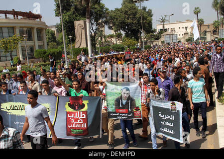 Kairo, Ägypten. 22. September 2013. Ägyptische Studenten der Universität Kairo offene Handflächen mit vier erhobenen Finger, gewordene Symbol der Rabaah al-Adawiya Moschee, wo Mursi-Anhänger ein Sit-in wochenlang gehalten hatte, die heftig im August, während einer Protestaktion am ersten Tag des neuen akademischen Jahres, bei der Unterstützung des Ägyptens gestürzten islamistischen Präsidenten Mohamed Morsi, in Kairo am 22. September verteilt wurde , 2013 Credit: Ahmed Asad/APA Images/ZUMAPRESS.com/Alamy Live-Nachrichten Stockfoto