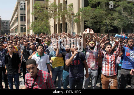 Kairo, Ägypten. 22. September 2013. Ägyptische Studenten der Universität Kairo offene Handflächen mit vier erhobenen Finger, gewordene Symbol der Rabaah al-Adawiya Moschee, wo Mursi-Anhänger ein Sit-in wochenlang gehalten hatte, die heftig im August, während einer Protestaktion am ersten Tag des neuen akademischen Jahres, bei der Unterstützung des Ägyptens gestürzten islamistischen Präsidenten Mohamed Morsi, in Kairo am 22. September verteilt wurde , 2013 Credit: Ahmed Asad/APA Images/ZUMAPRESS.com/Alamy Live-Nachrichten Stockfoto