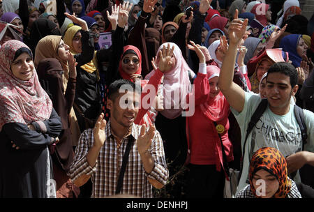 Kairo, Ägypten. 22. September 2013. Ägyptische Studenten der Universität Kairo offene Handflächen mit vier erhobenen Finger, gewordene Symbol der Rabaah al-Adawiya Moschee, wo Mursi-Anhänger ein Sit-in wochenlang gehalten hatte, die heftig im August, während einer Protestaktion am ersten Tag des neuen akademischen Jahres, bei der Unterstützung des Ägyptens gestürzten islamistischen Präsidenten Mohamed Morsi, in Kairo am 22. September verteilt wurde , 2013 Credit: Ahmed Asad/APA Images/ZUMAPRESS.com/Alamy Live-Nachrichten Stockfoto