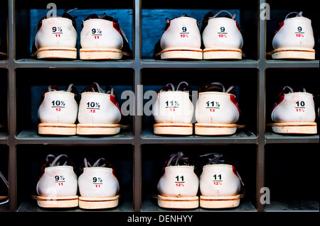 Rack mit Schuhen für Bowling in verschiedenen Größen Stockfoto