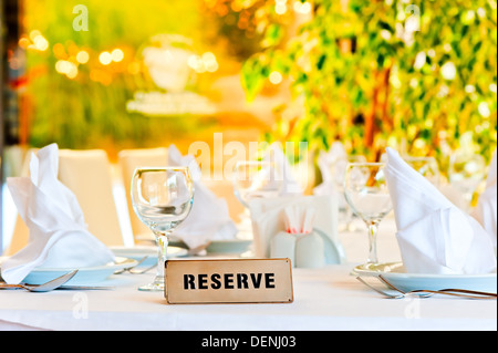 sehr schön angelegte für Abendessen-Tisch mit einem Schild reserviert Stockfoto