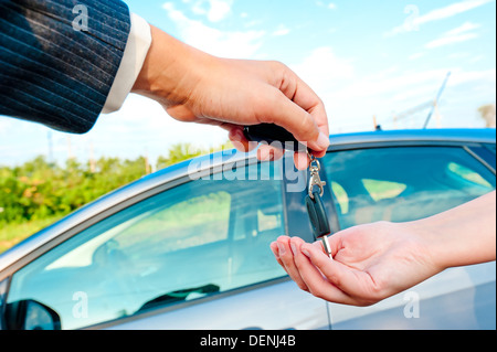 Sales Manager sendet die Schlüssel an ein neues Auto Stockfoto