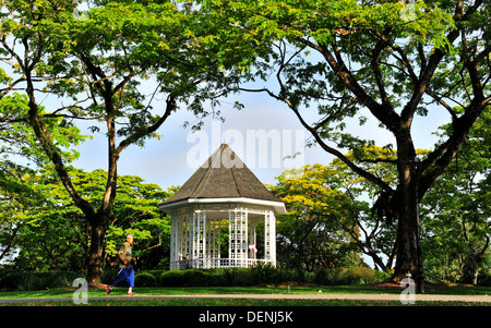 Dieser Pavillon, bekannt als der Musikpavillon, in Singapore Botanic Gardens in den 1930er Jahren wurde Singapur Attraktionen - Musik gespielt. Stockfoto