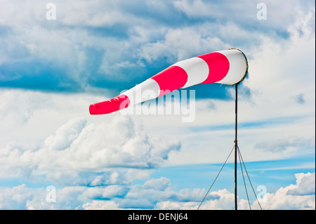 gestreifte Windsack am Flughafen vor dem Hintergrund der schönen Wolken Stockfoto