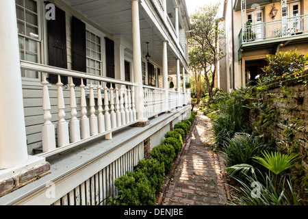 Historischen Heimat Gehweg und Piazza Schleppdach in der Church Street in Charleston, SC. Stockfoto