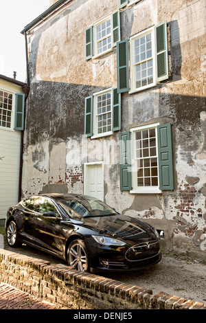 Tesla Elektro-Auto parkten außerhalb ein historisches Haus in der Church Street in Charleston, SC. Stockfoto