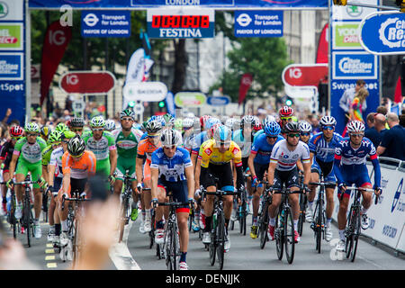 London, UK. 22. September 2013. Sir Bradley Wiggins, der Team Sky Procycling, gewinnt die Tour of Britain, während Mark Cavendish, der Omega Pharma-Quick-Step, die letzte Etappe in einem Sprint-Finish gewinnt.  Whitehall, London, UK 22 September 2013. Bildnachweis: Guy Bell/Alamy Live-Nachrichten Stockfoto