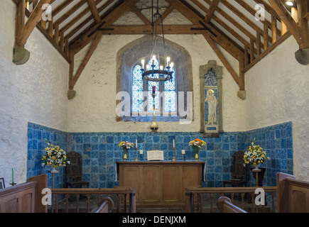 Alter und blauen islamischen Fliesen in kleinen alten Kapelle von St. Patrick in Llanbadrig, Cemäs, Isle of Anglesey, North Wales, UK Stockfoto