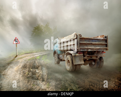 Schmutzige LKW auf einer Landstraße und bewölktem Himmel Stockfoto