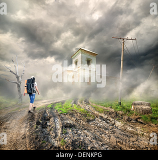 Touristen auf einer Landstraße in der Nähe eines alten Gebäudes Stockfoto