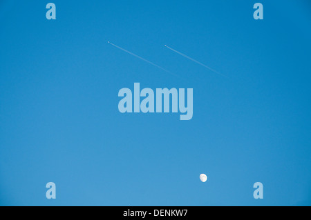 Blauer Himmel und Mond. Stockfoto