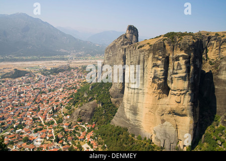 Überblick über die Stadt Kalambaka, am Fuße des Gebirges Meteora aus der Holy Trinity Kloster, Griechenland. Stockfoto