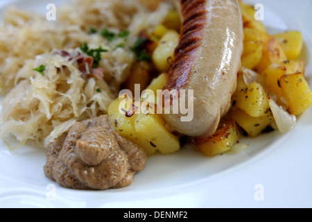 Bratwurst Wurst und sauerkraut Stockfoto