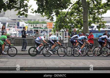 Die Embankment, London, England, UK. 22. September 2013. Die Hauptgruppe Geschwindigkeit vorbei an den Massen von Fans jubeln, während die letzte Etappe der Tour of Britain-Radrundfahrt. Stufe 8 gewann schließlich von der Brite Mark Cavendish (rote weiße & blau gestreiften Trikot) Reiten für Omega Phama Quickstep. Die Gold-Trikot und Gesamtsieger war Britains Sir Bradley Wiggins für Sky Team. Bildnachweis: Jubilee Bilder/Alamy Live-Nachrichten Stockfoto