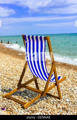 Einzelne blaue Liegestuhl am Strand in Bognor Regis, West Sussex, UK Stockfoto