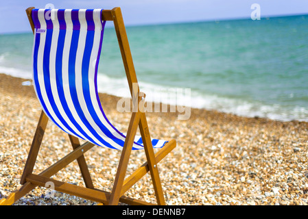 Einzelne blaue Liegestuhl am Strand in Bognor Regis, West Sussex, UK Stockfoto