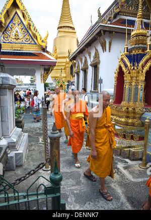 Buddhistische Mönche. Wat Phra Kaew, oder Tempel des Smaragd-Buddha. Grand Palace in Bangkok, Thailand, Asien. Stockfoto