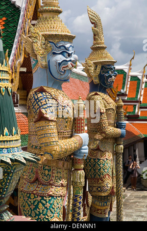 Guardian Statuen. Wat Phra Kaew, oder Tempel des Smaragd-Buddha. Grand Palace in Bangkok, Thailand, Asien. Stockfoto