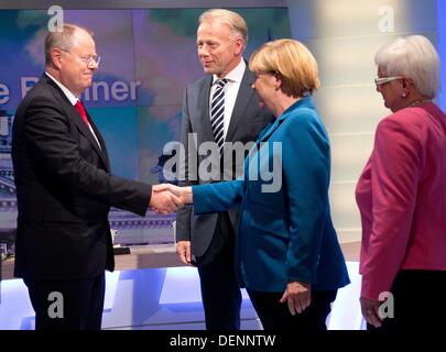 Berlin, Deutschland. 22. September 2013. Bundeskanzlerin Angela Merkel (CDU, R) verabschiedet sich SPD-Kanzlerkandidat Peer Steinbrück (L), den Top-Kandidaten von Bündnis 90/die grünen, Juergen Trittin und Gerda Hasselfeldt (R), regionale Fraktionsführer der CSU nach Wahl Nacht TV-Debatte der führenden Vertreter der großen Parteien im Studio des Fernsehsenders ZDF in Berlin, Deutschland, 22. September 2013. Foto: CHRISTIAN CHARISIUS/Dpa/Alamy Live News Stockfoto