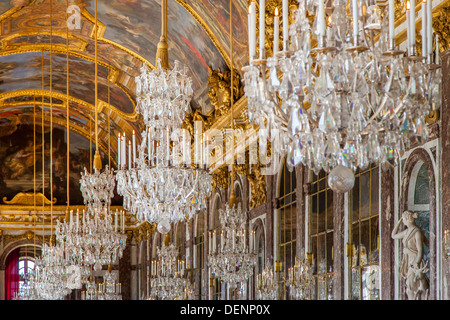 Decke und Lüster (Glanz) im Spiegelsaal, Chateau de Versailles, Frankreich Stockfoto