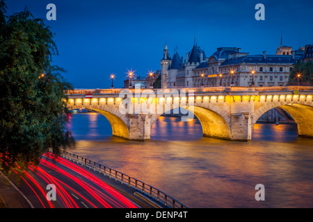 Dämmerung über Pont Neuf und die Conciergerie entlang Seine, Paris Frankreich Stockfoto