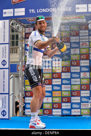 London, UK. 22. September 2013. Mark Cavendish Team Omega Pharma - Quick Step feiert seinen Etappensieg auf acht Etappe der Tour of Britain. Bildnachweis: Aktion Plus Sport/Alamy Live-Nachrichten Stockfoto