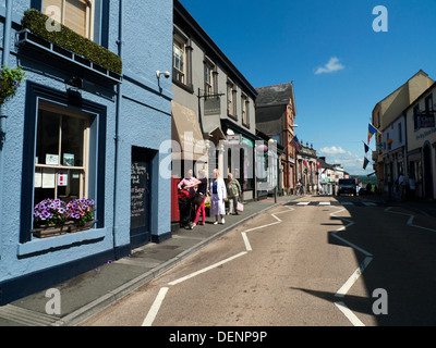 Ein Blick auf die schmale Straße von Rhosmaen St Richtung Norden mit kleinen Geschäften und Fußgänger im Sommer Llandeilo Carmarthenshire WALES UK KATHY DEWITT Stockfoto