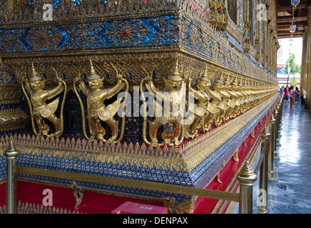 Garudas und Nagas verzieren den Ubosoth. Stockfoto