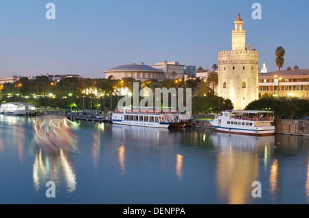 Blick auf den Turm von Gold an den Ufern des Flusses Guadalquivir, Sevilla, Andalusien, Spanien Stockfoto