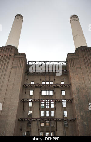 Battersea Power Station, London, England, UK. 22.09.2013 wird Battersea Power Station in London Open House am Wochenende zwischen 11:00 und 16:00 jeden Tag teilnehmen. Besucher werden in der Lage, ein Wanderweg rund um den Ort zu folgen ab 2,5 Hektar großen Pop Up Park am Flussufer vor führt durch, was bleibt von der großen zentralen Kesselhaus und schließlich über den höhlenartigen 1950er Jahren Turbine Halle B auf der östlichen Flanke des Gebäudes verlassen. Dies ist das erste Mal, die Battersea Power Station in London Open House Teil genommen hat. Bildnachweis: Jeff Gilbert/Alamy Live-Nachrichten Stockfoto